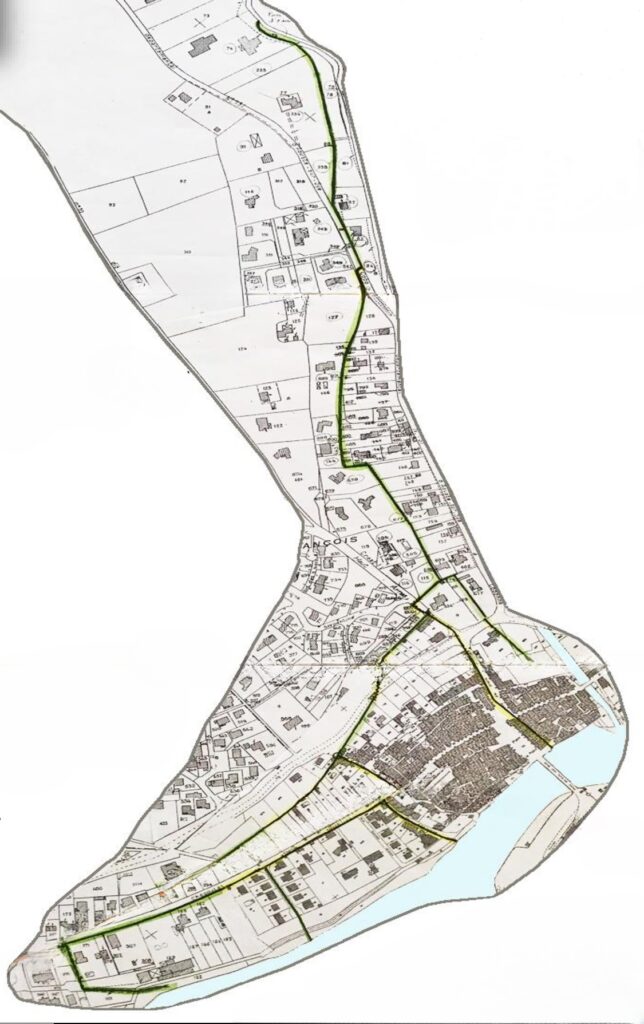 La Sye prend sa source au Savel, sur la commune de Gigors et Lozeron. Elle alimente en eau potable une partie de cette commune et le trop plein constitue la Sye, dont le lit longe la D 731 par la Rivière, Les Gauthier, les Michaud (hameaux de la commune de Gigors et Lozeron), puis Cobonne et Aouste.